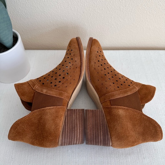 New EARTH Keren Cognac Perforated Suede Slip On Heeled Booties Women’s 9.5B(M) - Picture 8 of 14